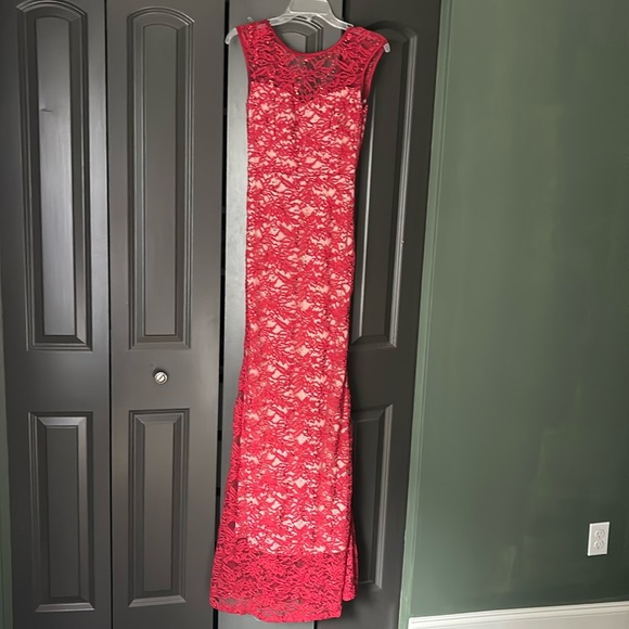 ❤️LEYVA Red Lace and Sequin Formal Dress - Picture 3 of 12